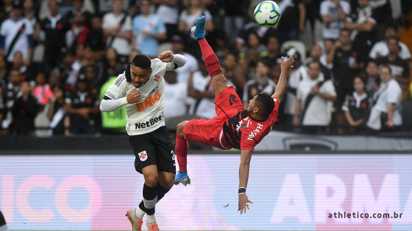 Rony tenta chute de bicicleta contra o Vasco