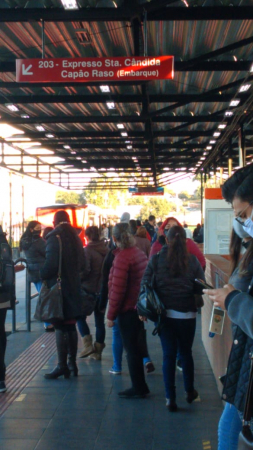 Terminal Santa Cândida ás 8 horas da manhã desta terça-feira: aglomerações em tempos de pandemia