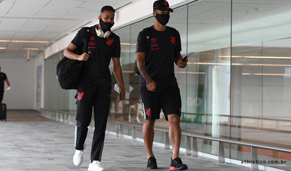 Jogadores do Athletico no aeroporto