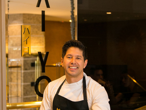 O chef Kazuo Harada