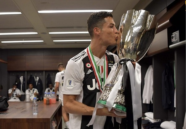 CR7 beija a Supercopa