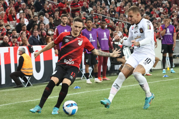 Khellven enfrenta o Caracas: segundo melhor jogador do Athletico na Libertadores 2022