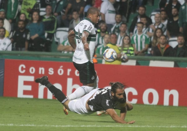 Rodrigão disputa lance com a Ponte: melhor em campo