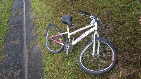 A bicicleta atingida pelo carro