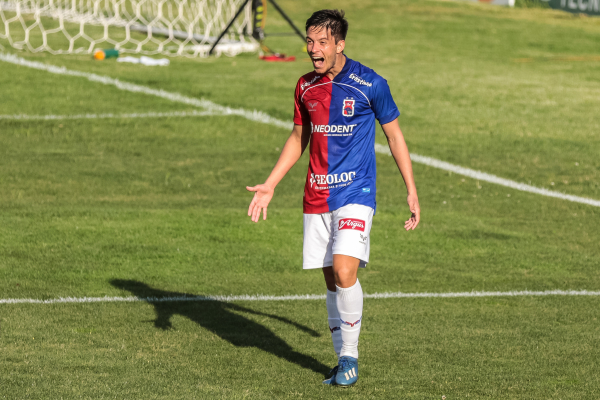 Gabriel Correia comemora o golaço contra o Oeste