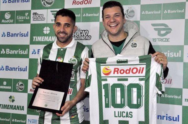 Lucas Abreu (à esquerda) recebe homenagem por completar 100 jogos com o Juventude