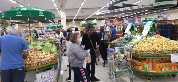 Supermercado lotado em Curitiba, ontem: previsível
