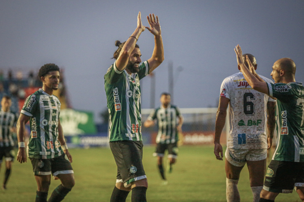 Léo Gamalho comemora gol em Cianorte