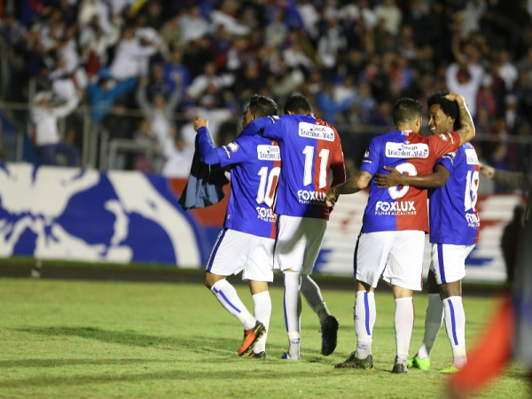 Renatinho (camisa 10) comemora o gol do Paraná Clube: o último do time contra o Athletico