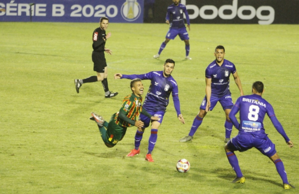 Jean Victor comete falta em jogador do Sampaio Corrêa, no duelo pelo primeiro turno