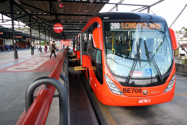 Urbs diz que também vai estudar a implantação do bilhete único e aplicativo de transporte público coletivo