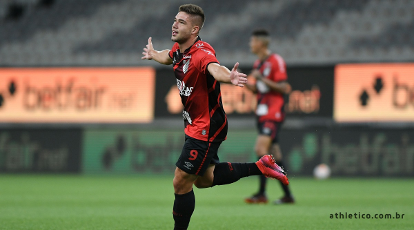 Bissoli comemora gol do Athletico sobre o River: artilheiro do time em 2020