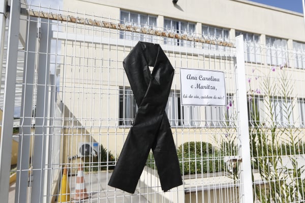 Laço preto em frente à escola onde estudava Ana Carolina, filha de Maritza