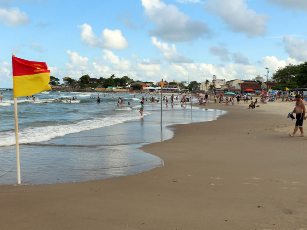 Bandeira amarela e vermelha indica a presença de salva-vidas