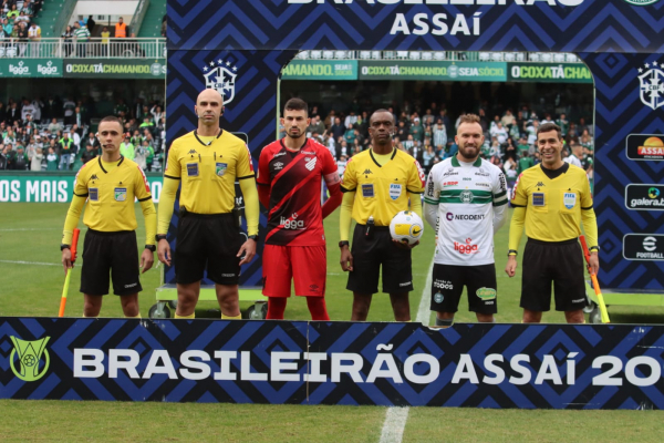 Capitães de Athletico e Coritiba e os árbitros antes do Atletiba de domingo