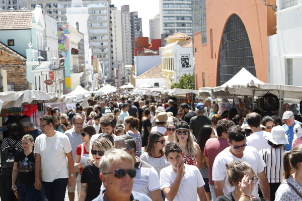 Ferinha do Largo da Ordem atrai turistas e moradores de Curitiba em qualquer época do ano