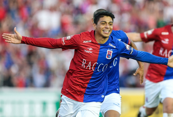 Renatinho comemora gol