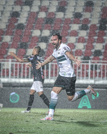 Léo Gamalho comemora: elogios do treinador