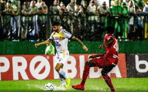 Everaldo, da Chapecoense, contra o Internacional
