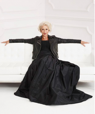 A Hellen Mirren não para de ser linda, gente. Aos 73 anos, posa chique e supersexy com vestidão, jaqueta biker e olhar matador