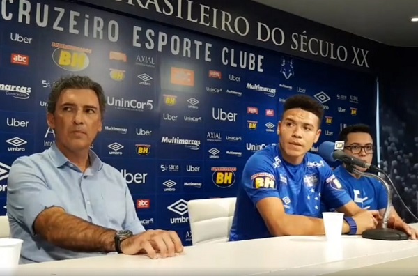 Marquinhos Gabriel (centro) é apresentado pelo Cruzeiro