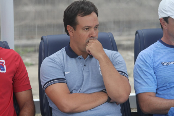 Dado concentrado: num jogo brigado, alívio só veio nos últimos minutos da partida na Vila Capanema