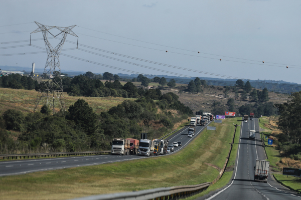 DER divulga listagem de estabelecimentos comerciais em funcionamento no entorno das principais rodovias paranaenses. São postos de combustíveis, restaurantes e borracharias que atendem caminhoneiros e condutores