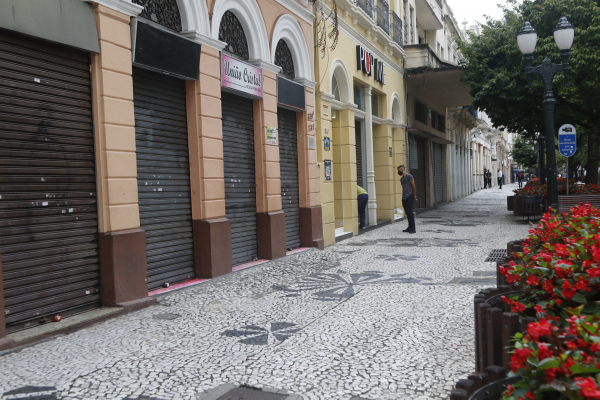 Todo tipo de comércio e de atividades não essenciais também deixam de funcionar aos domingos