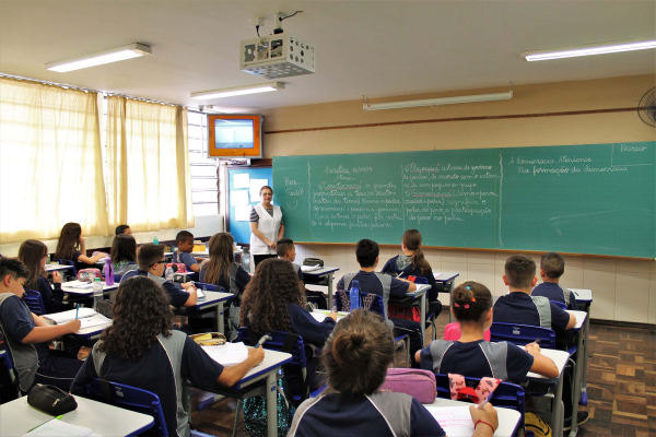 Para deputados, escolas não têm condições de controlar estudantes em meio à pandemia, enquanto não houver vacina