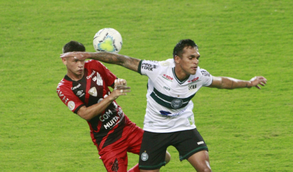Robson, do Coritiba, disputa lance com Khellven, do Athletico