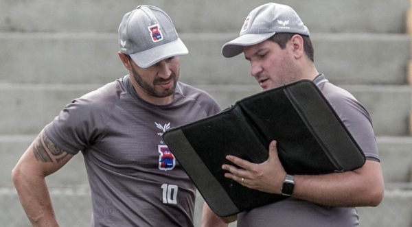 O técnico do Paraná, Matheus Costa, passa instruções para o auxiliar Allan Aal