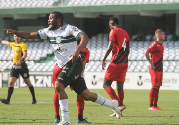 Sabino comemora gol no Atletiba de 2020