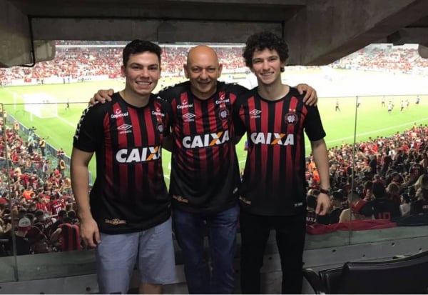 Lucas (esquerda) ao lado do pai e do irmão: celebração pelo título da Copa do Brasil