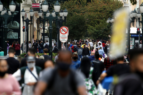 Calçadão da Rua XV, em Curitiba, ontem: muita gente na rua