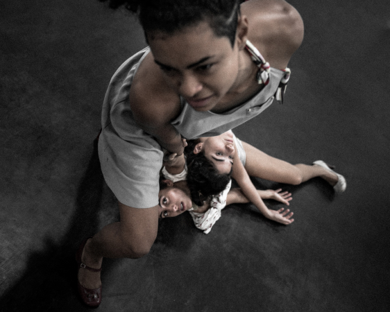 A nova coreografia é realizada por um conjunto de nove bailarinos