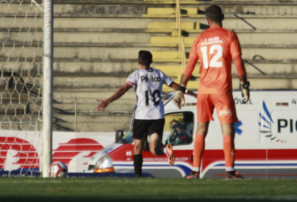 Bruno Grassi observa Cittadini comemorar o segundo gol do clássico