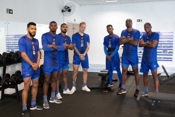 Jogadores do Paraná Clube fazem pose para foto, durante treinamento em academia