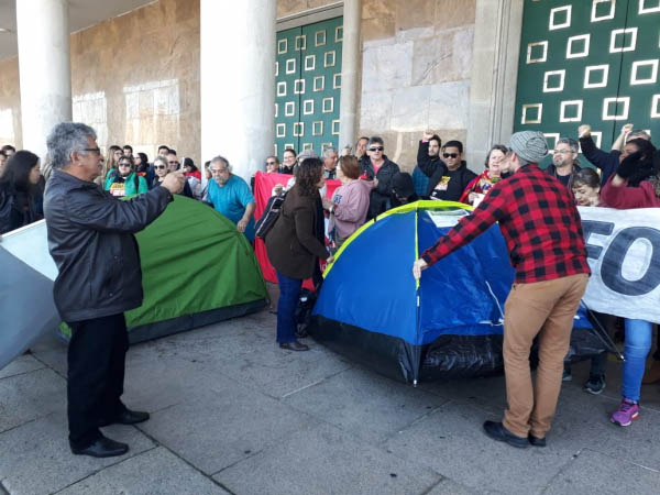 Servidores chegaram a acampar em frente ao Palácio Iguaçu