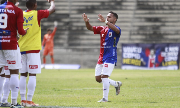 Elielton: ele deixou o Paraná Clube após um gol e uma assistência
