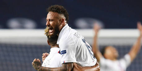 Neymar comemora a vitória do PSG: gols nos últimos minutos