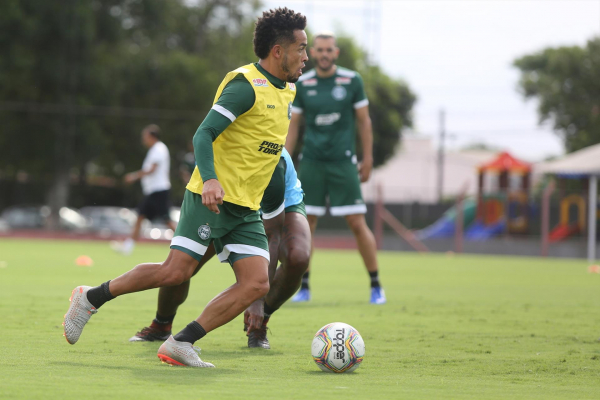Rafinha, em treino do Coritiba: apesar do desgaste, ele deverá jogar