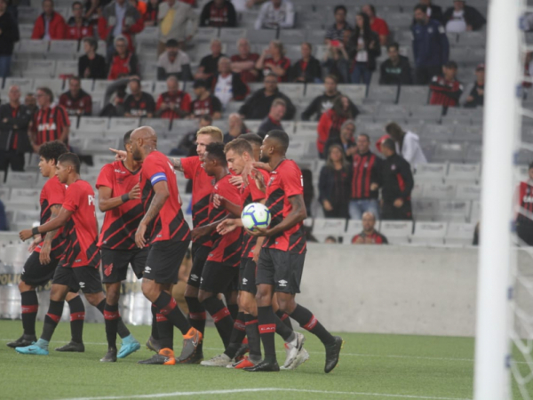 Jogadores do Athletico em amistoso contra o General Díaz, na Arena da Baixada