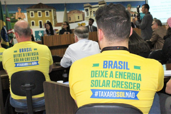 Empresários se manifestam contra a revisão proposta pela ANEEL na Câmara Municipal de Curitiba.