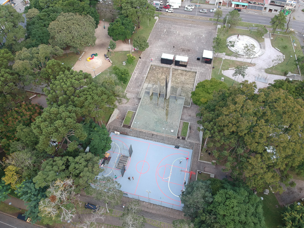 Durante a semana operários terminavam a reforma da quadra