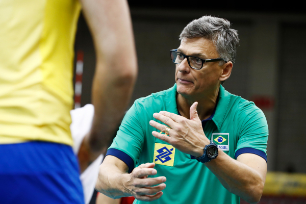 Técnico da seleção de vôlei, Renan testa positivo para a ...