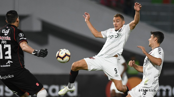 Marco Ruben disputa lance com o Jorge Wilstermann