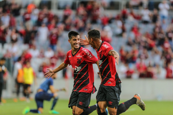 Pedrinho comemora gol na Arena
