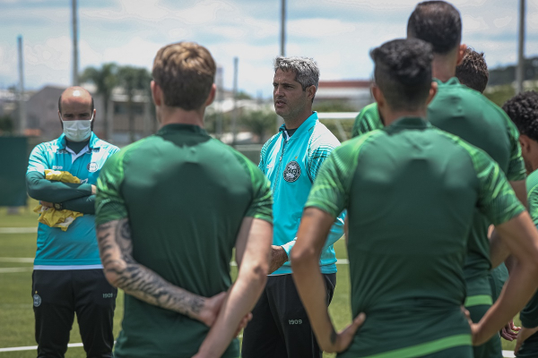 Rodrigo Santana conversa com jogadores no treino dessa segunda-feira