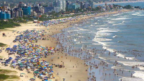 Temporada mais quente lotou as praias do Paraná
