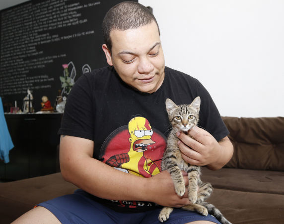Marcus Vinícius e o gato Zuba: “família’ aumentou durante a pandemia da Covid-19
